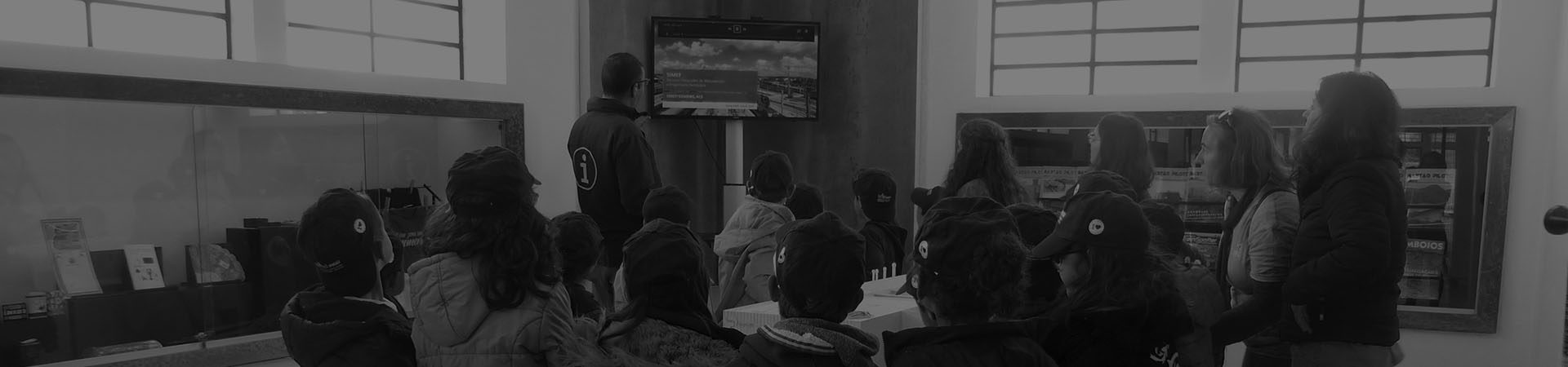 Photographie d'une visite de groupe scolaire à Oficinas do Vapor