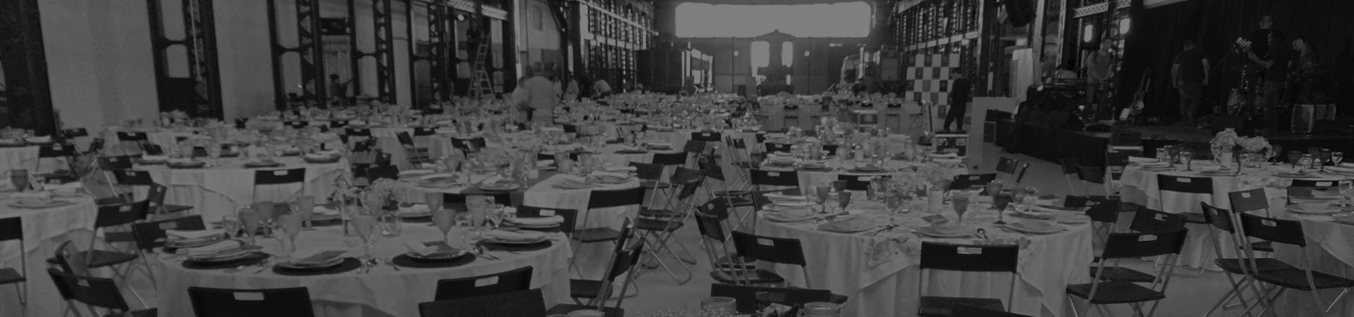 Photographie de Oficinas do Vapor avec tables et chaises préparées pour accueillir un banquet