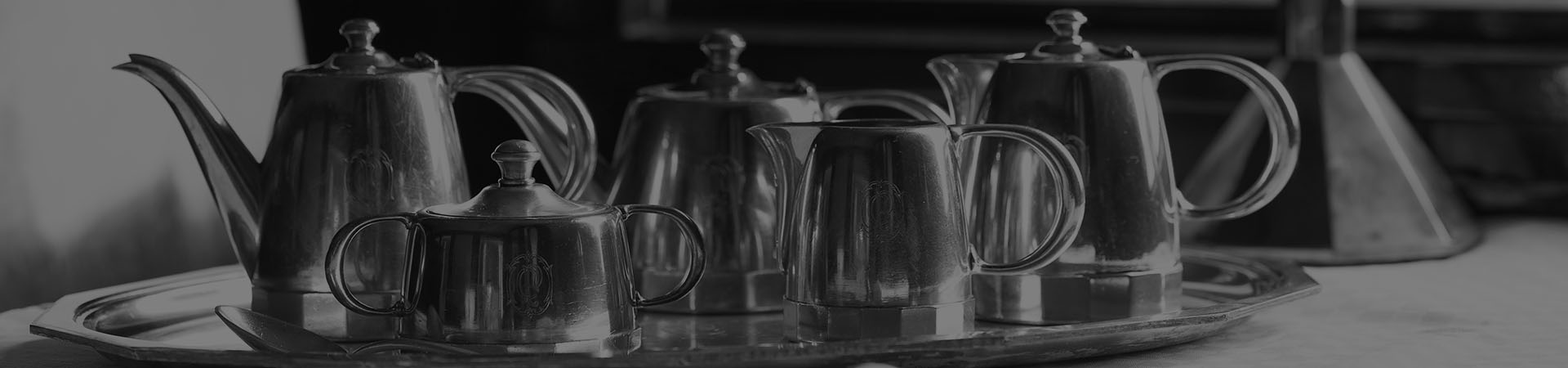 Fotografia de um serviço de chá e café da Companhia dos Caminhos de Ferro Portugueses