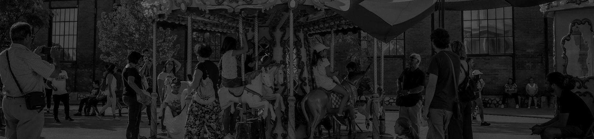 Photographie d'un carrousel d'inspiration victorienne à l'extérieur du musée pendant le Festival Vapor