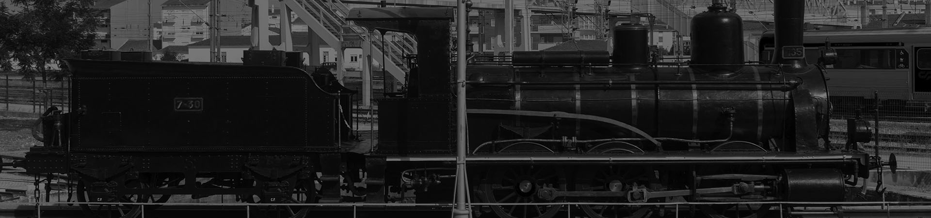 Fotografia da locomotiva a vapor com tender CP 855 na placa giratória