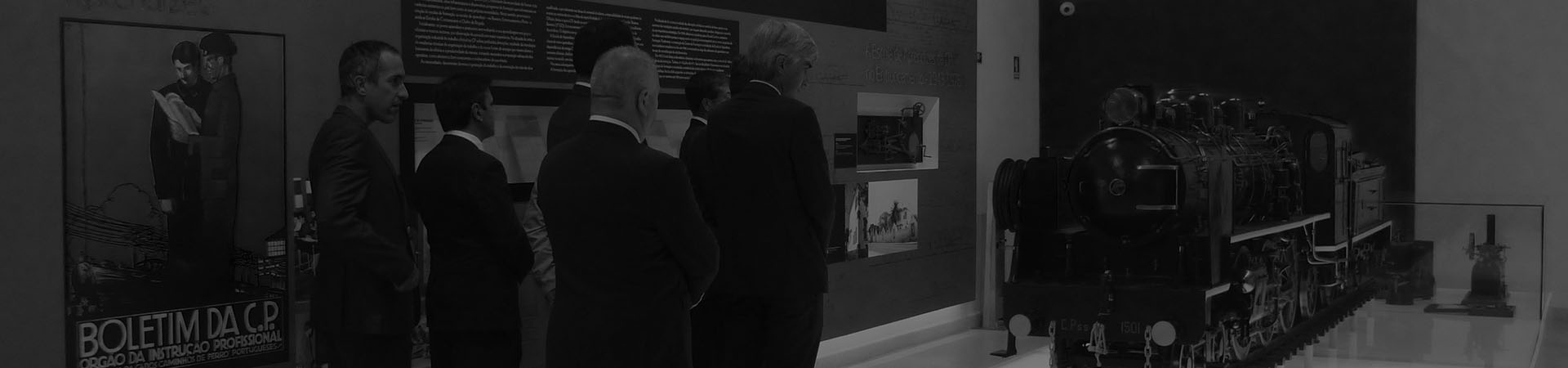 Fotografia de um grupo empresarial de visita ao museu