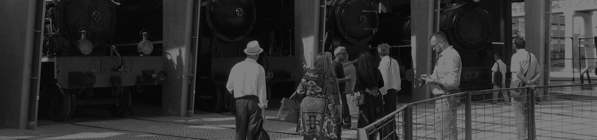 Photographie d'un groupe de visiteurs à la locomotive jouet La Liliputienne