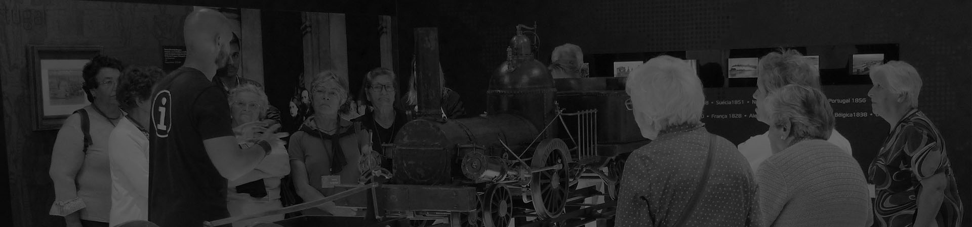 Photographie d'un groupe de visiteurs dans le musée