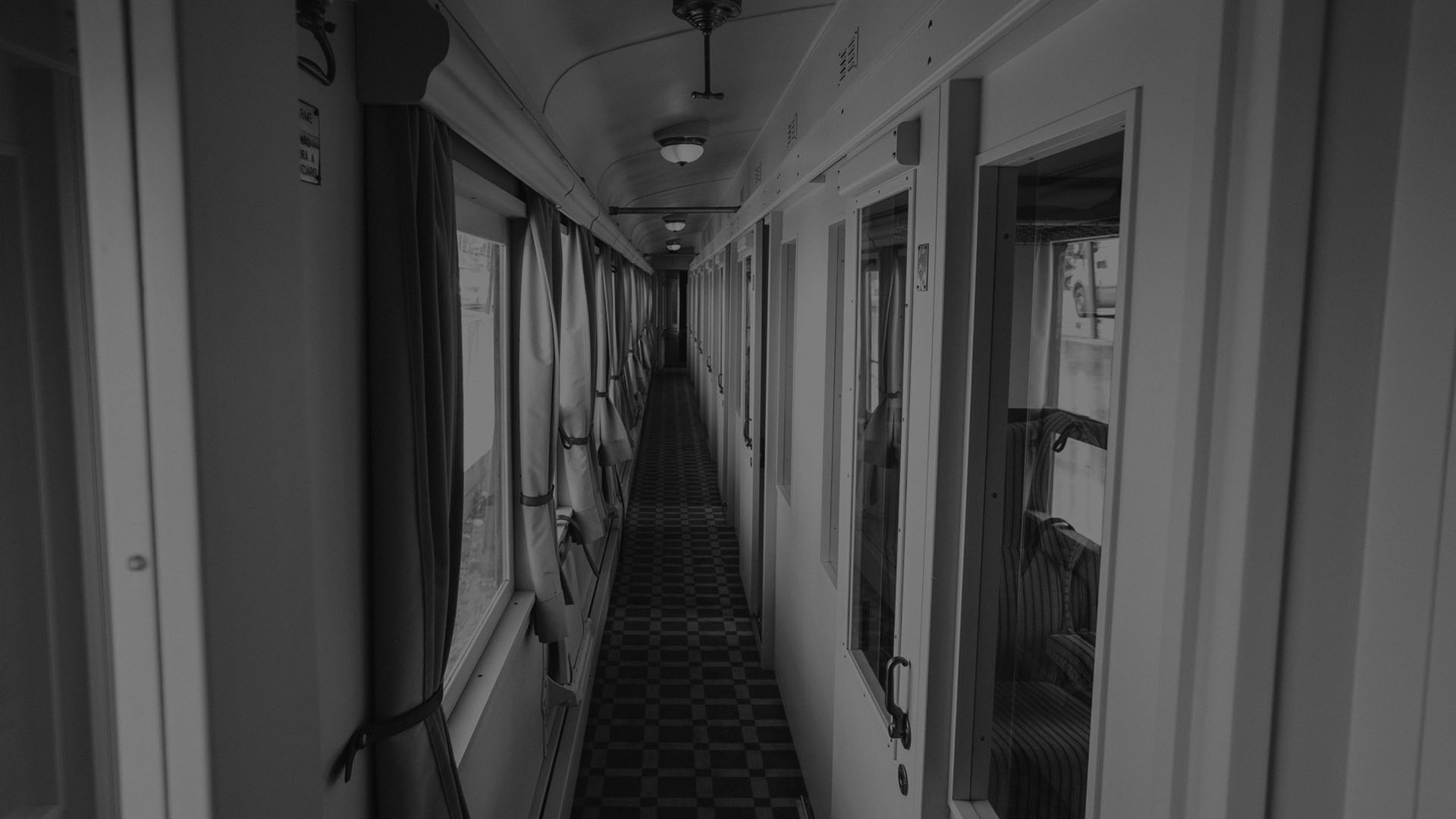 Fotografia do interior da Carruagem dos Jornalistas do Comboio Presidencial